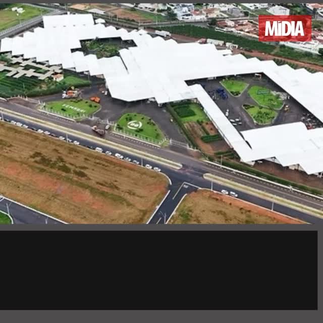 Há eventos que movimentam visitantes. Outros movimentam economias inteiras. A Femagri pertence claramente ao segundo grupo. Durante três dias, Guaxupé deixa de ser uma cidade do Sul de Minas para se transformar em um dos principais centros de decisões da cafeicultura brasileira. Produtores caminham entre máquinas, técnicos discutem manejo, empresas apresentam soluções e negócios começam a ser desenhados ali mesmo, entre um estande e outro. O que se vê vai além de uma feira e se transforma em um retrato vivo da engrenagem econômica que sustenta uma das cadeias produtivas mais importantes do país.
Leia na íntegra >>> link na bio