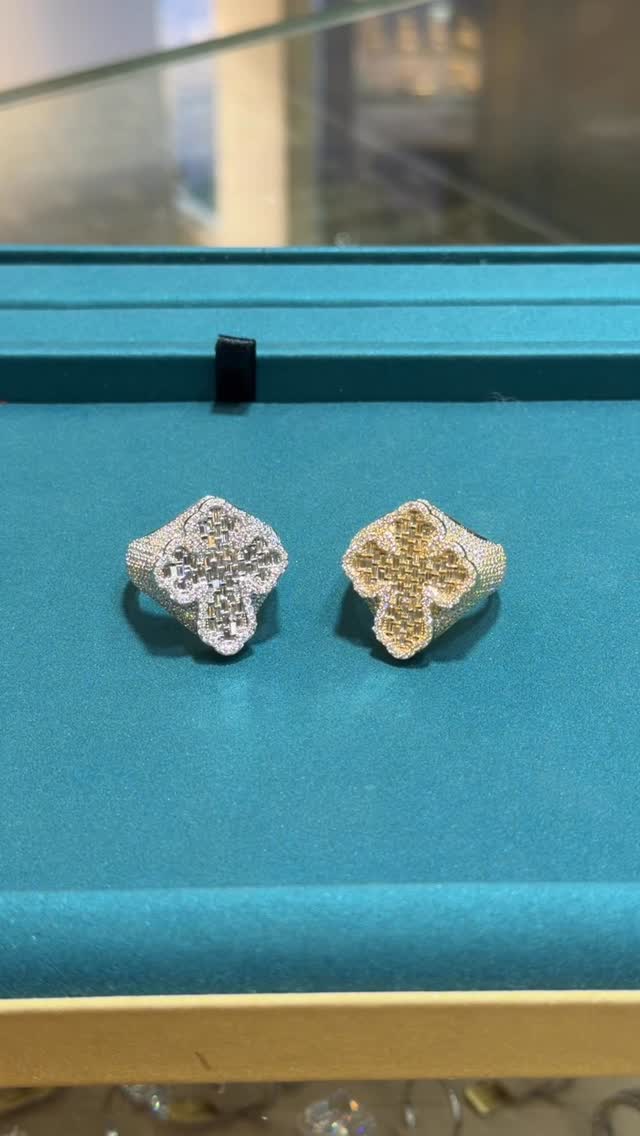 Not just jewelry. It’s a statement. ✝️
Fully set. Fully seen.
#crossring #menring #menjewelry #antwerpdiamonds #mendiamondring