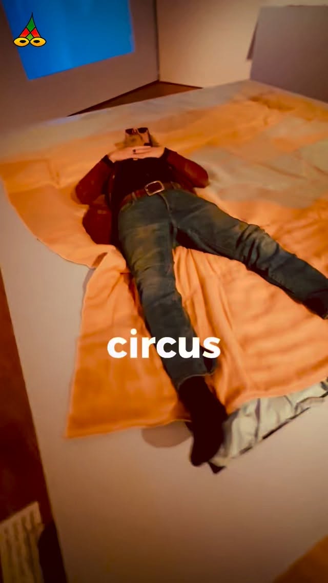 Circus
Het ligt er gewoon.
Poëziejournaal - dichterlijke reportages met rechte rug en open hart.
✍️ Maurice Jonkers & 🎥 Hilma ten Boske
Volg @poeziejournaal
#poeziejournaal #dichterlijkereportages #houdezonzijde #kunst #dichter #circus #poëzie