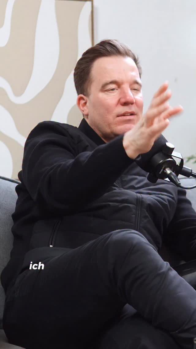 „Ich gehe Konflikten nicht mehr aus dem Weg.“ 🎙️
Nicht, weil Streit Spaß macht – sondern weil ausweichen meistens nur verlängert, was sowieso auf den Tisch muss.
Manchmal ist das Resilienz: nicht schlucken, nicht lächeln, nicht wegdrücken – sondern führen.
Bist du eher Team „ansprechen“ oder Team „aussitzen“? 👇