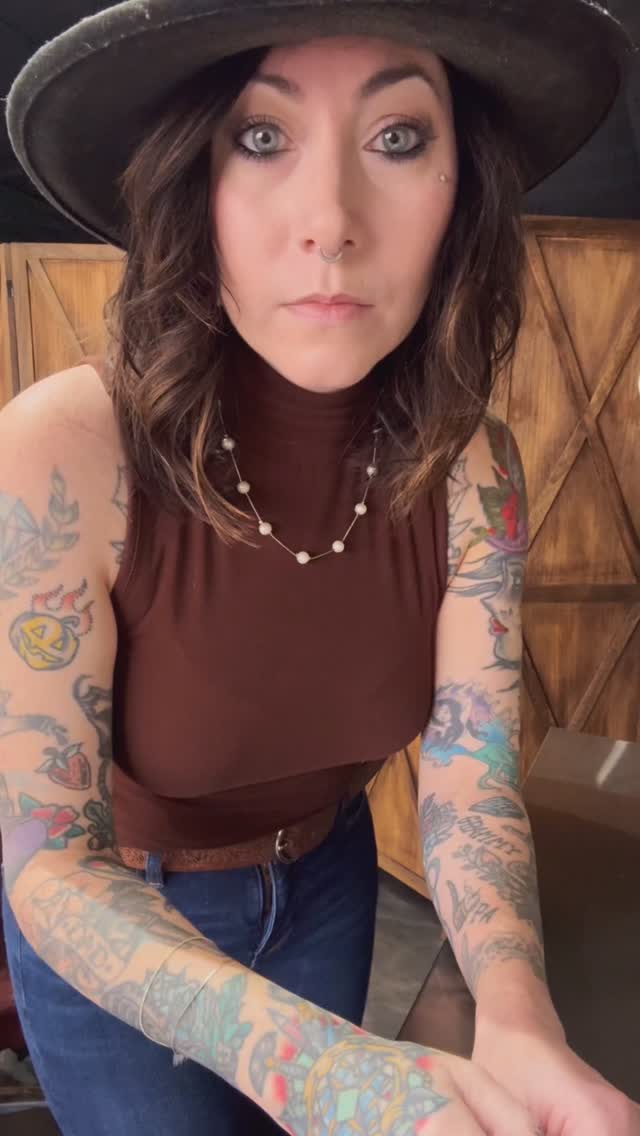 Just finished this tattoo yesterday! Still have a few spots open in April on Saturdays and more weekday availability. Swing by the shop between 9 am to 5 pm for a consultation! @andreakelley_tn