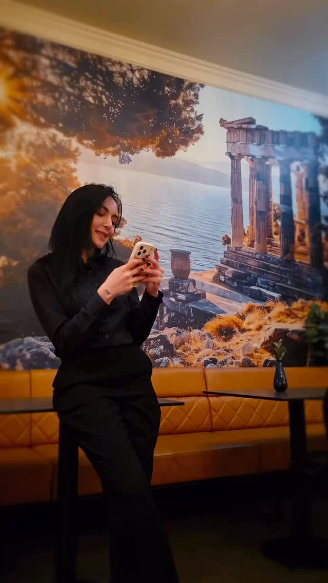 At Vine & Olives, everyone is our favorite 🤍
…but you’re extra special 😉
#VineAndOlives #OsloFood #OsloRestaurant #GreekVibes #favoriteclient