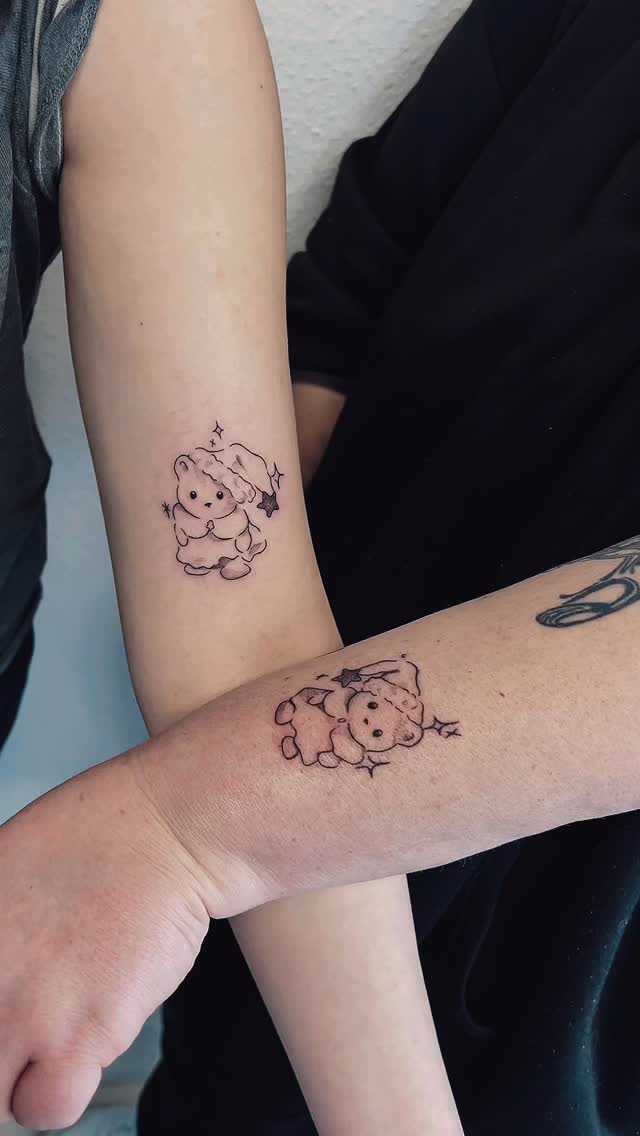 🐻❄️💫🐻❄️What’s cuter than friendship tattoos? by: Kat / @kat.tattoos
TERMINE:
📥 Instagram DMs
📱 +49 0511 4885681
✉️ info@hautdesign-tattoo.de
-
🗣️Kostenlose Beratung
#HautdesignTattoo ist Mitglied des @dot_e.v
#hannover #langenhagen #FineLineTatto #LineWork