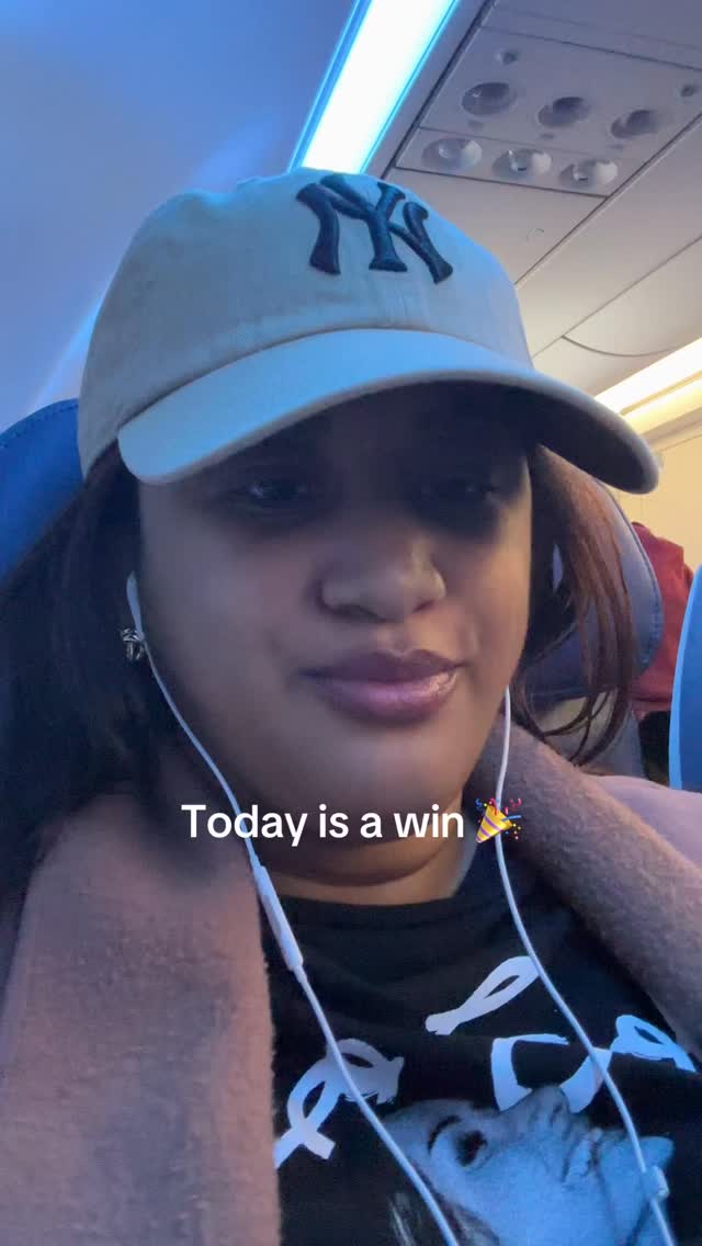 This was a win after a busy travel morning 🎉 #simplejoys #extraspace #travellife #airplane #hitthejackpot