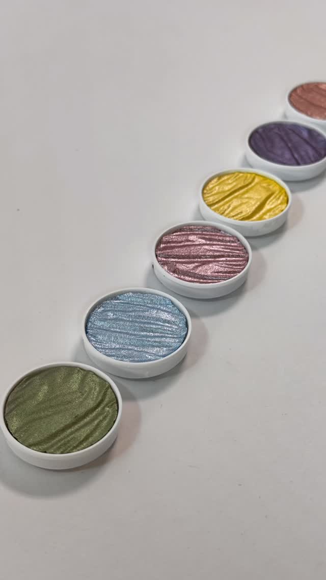 We’ve been playing with our Easter Finetec palette on dark card, and these colours sing against a dark background…
Ice Blue, Cotton Candy, Metallic Rose, Pistachio, Lemonade and Lavender 💛💗💙💚
The mica pigments give that beautiful shimmer and these colours sing of springtime.
Which colour would you reach for first? 🌸
#finetec #calligraphy #metallic