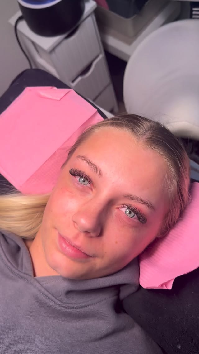 These lashes do the talking 💬
Lash extensions don’t always have to be DRAMATIC- we opted for a natural lash style and a short, natural kitten eye map so my client didn’t feel like her lashes were “too much”… look how good the results are✨💫
Using @thelashofficeuk Normal Fanning 0.05 Trays to create these angel lashes. P.s. 🤫 We also sell premade angel lash trays to make your lash sets even easier!
Angel Lashes (Kitten Eye)
📏 Length: 9-12mm | D Curl | 0.05
⏱️ Duration: 1 hour
💷 Full Set: £45
🛍️ Using products from @thelashofficeuk
Special Offer: Buy 4 trays and get 1 FREE — just use code ‘FREE’ at checkout.
💸Klarna & Clearpay options available.
🛒 Shop now via link in bio or at www.thelashoffice.com
🚚 Delivery & Pickup Options Available (BL5)
@thelashofficemcr @thelashofficeuk
#naturallashes #lashsmallbusiness #lashesmanchester #lashesbolton #lashtrainingmanchester