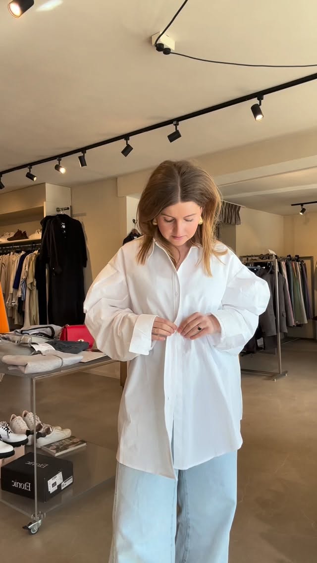 2 ways to style!🤍
Deze blouse is een echte must-have! Ga voor een getailleerde look met mooie details of draag ‘m los voor een stijlvolle uitstraling met opvallende mouwen.