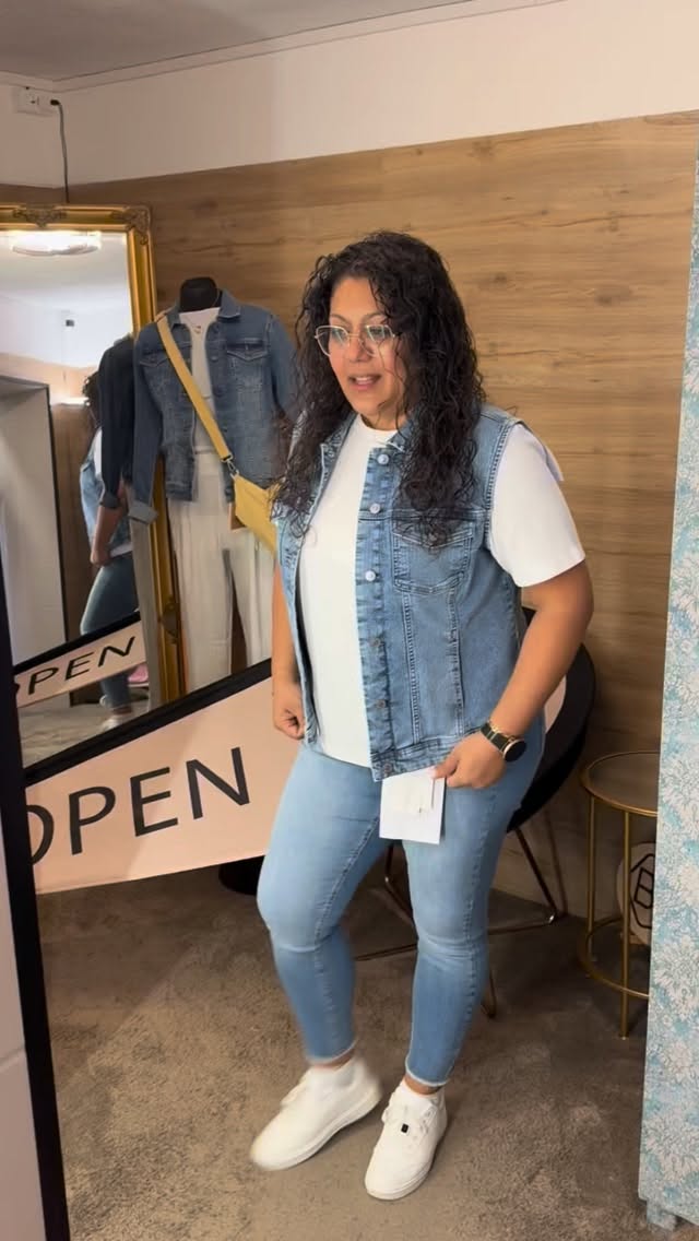 ✨ BIG NEWS ✨
Curvy Queens, aufgepasst!!! Wir haben etwas ganz Besonderes für euch! 💥
Ab nächster Woche zieht ein neues Lieblingslabel bei uns ein:
🖤 ONLY CARMAKOMA 🖤
Freut euch auf super stylische, moderne Stylez in
Größe 42–54, die eure Kurven perfekt in Szene setzen 🤍
Mode, die nicht versteckt, sondern feiert! 🔥
Wir sind soooo happy, euch diese wunderschönen Teile endlich zeigen zu dürfen 🥹✨
Und glaubt uns… ihr werdet sie lieben!!
👉 Seid gespannt & kommt unbedingt vorbei
👉 Die ersten Teile sind ab nächste Woche bei uns im Store!
Connected BY Fashion 🤍
#curvyfashion #plussizegermany #onlycarmakoma #bysylez #fashionliebe