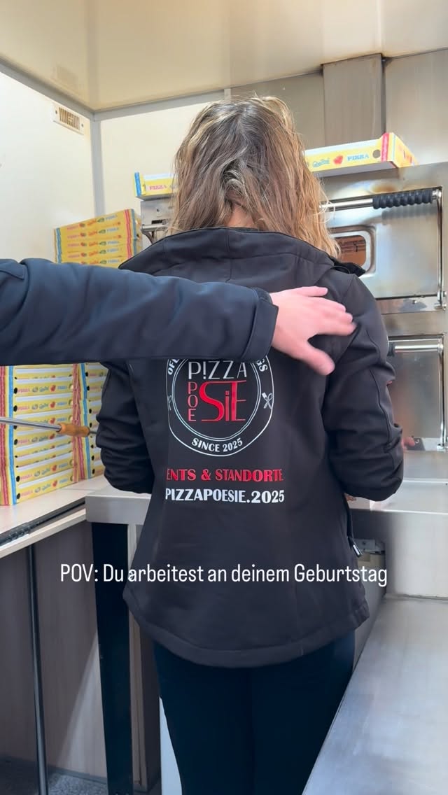 Kurze Party - weiter geht’s 🎉🎈
Nimmst du dir immer frei am Geburtstag?
Lass ein „❤️“ da, folge uns und komm‘ uns an einem unserer Standorte persönlich besuchen!
HOHENFURCH | HOFSTETTEN | LUDENHAUSEN | WESSOBRUNN | FORST | APFELDORF
#pizzapoesie #pizza #foodtruck #birthdaygirl