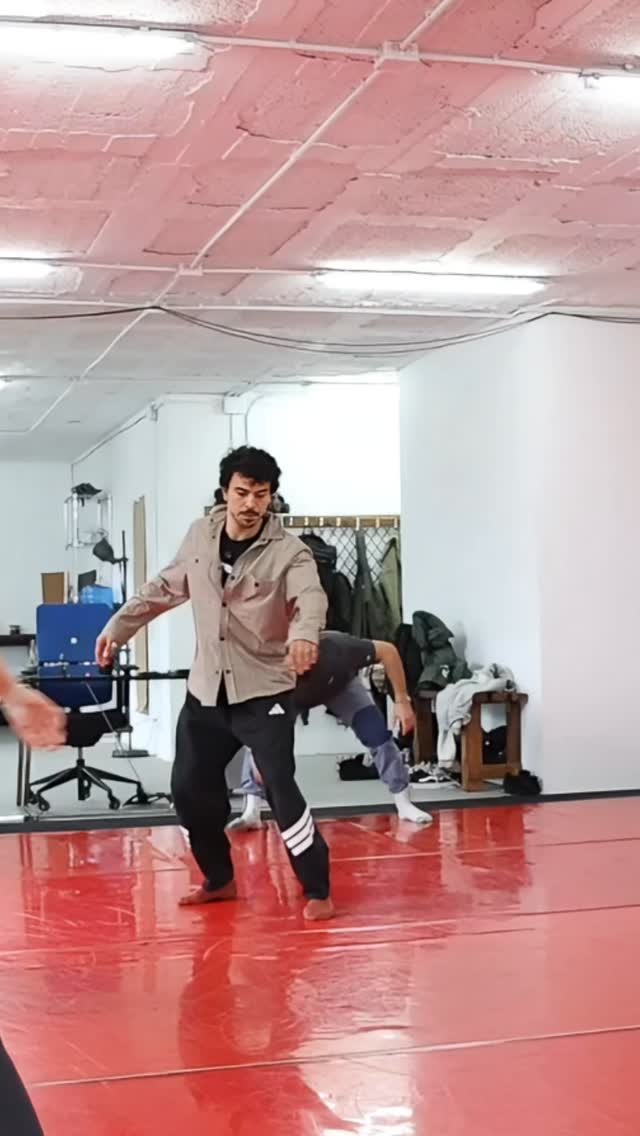 En esta improvisación no estoy improvisando al azar…
estoy usando inputs claros.
🔊 @guitarricadelafuente \ @natalialacunza 🍃🫂❤️
Trabajo con pasos base como:
👉 cambios de nivel
👉 transiciones en el suelo
👉 patrones repetitivos
👉 giros simples
Estos elementos son los que convierten tu freestyle en algo fluido, controlado y con intención.
Si no sabes qué hacer cuando improvisas, no necesitas más creatividad… necesitas mejores herramientas.
Empieza a introducir estos inputs en tus secuencias y verás cómo tu movimiento cambia por completo.
Si quieres llevar tu danza al siguiente nivel,
envíame la palabra INFO por privado 🚀
#breaking #dancefreestyle #movimientoconsciente #flowtraining #coordinacioncorporal