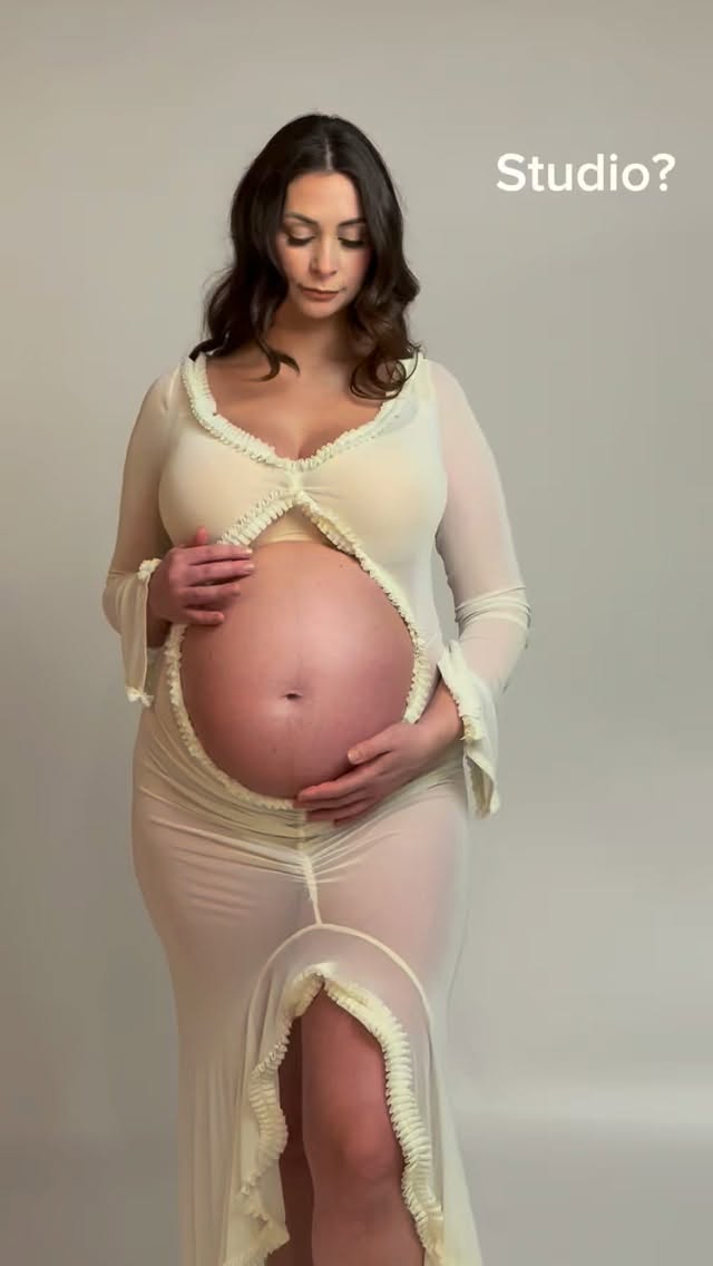 Studio eller ute… 🤍
dette er et spørsmål jeg får veldig ofte.
Begge har sin egen magi ✨
Studio gir et tidløst, elegant og rolig uttrykk,
mens ute gir en mer naturlig, myk og levende følelse.
Så hvordan velger du hva som passer best for deg?
Det handler ikke om hva som er “riktig”…
men hva som føles riktig for deg 🤍
Jeg hjelper deg selvfølgelig med å finne det som passer deg best ✨
Hva ville du valgt — studio eller ute? 🤍
Jeg har noen få ledige tider fremover.
⸻
#gravidfotografering #gravidfoto #maternityphotography #maternityphotoshoot #gravidinorge
