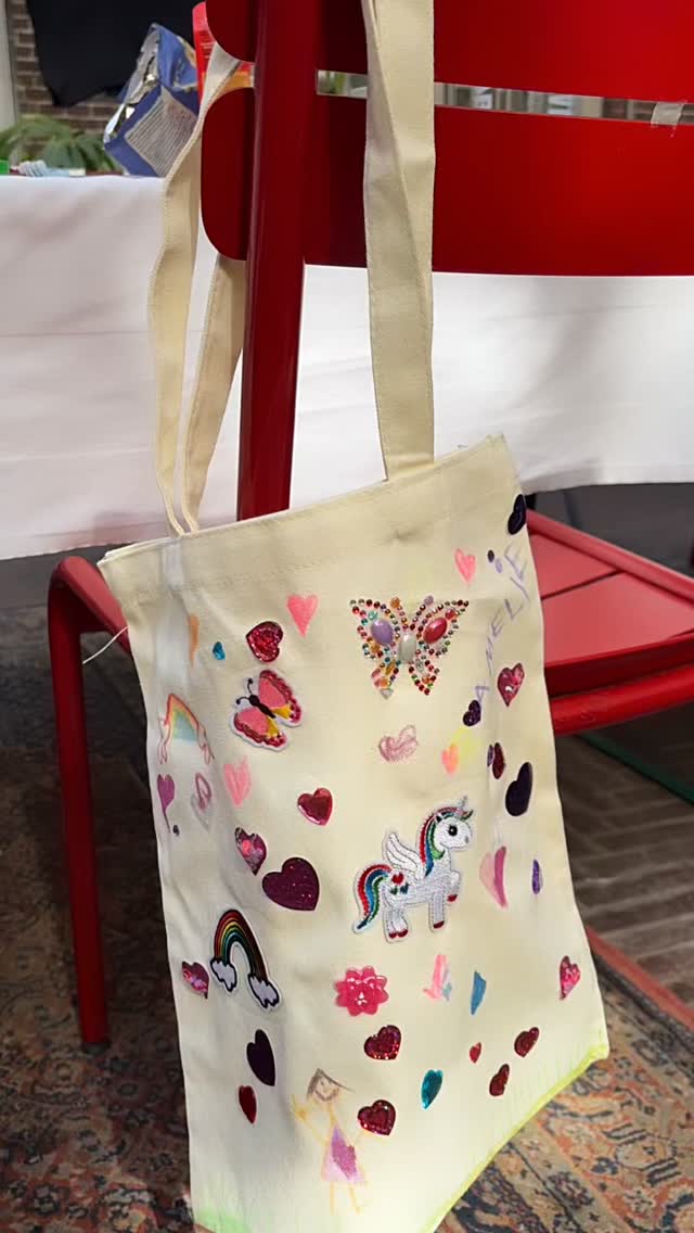 ✨ Today at @zipsterbaby_nl ✨
We had the best time hosting a creative workshop at a corporate event for Zipster, where little guests aged 2 to 4 designed their very own personalized tote bags 🎨👜
From stickers and sparkles to drawings and tiny masterpieces, each bag became something completely unique, just like the kids who made them 💖
These are the moments we love most. Creating fun, hands-on experiences that keep children engaged while adding a meaningful and memorable touch to your event.
Thank you @zipsterbaby for having us. We loved being part of your day.
Looking to add a creative kids’ corner to your next event? We’ve got you ✨
#MiniMunchkins #KidsWorkshop #CorporateEvents #AmsterdamEvents #CreativeKids EventStyling KidsActivities