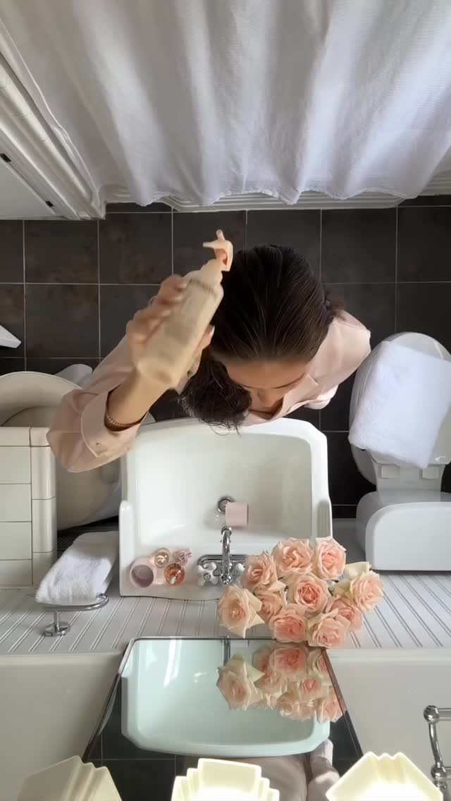 Starting the weekend with bouncy, glossy frizz-free strands ft. Gloss Absolu ✨ #bellanellabeauty
#Kerastase #HairCare