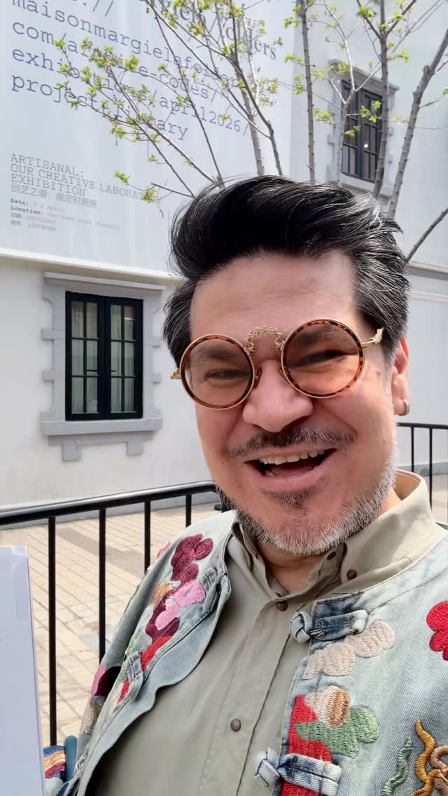 Lujo de exhibición! Retrospectiva de la Maison Margiela a pie de calle en el centro de Shanghai!
La Maison Margiela ha transformado una calle del centro de Shanghai en una muestra de archivo titulada Maison Margiela/Folders, con algunas de sus piezas más icónicas y radicales, que hacen parte de la historia de la moda contemporánea, girando en torno a conceptos representativos de la Maison como deconstrucción, reciclaje e ilusión óptica, con las que re imagina los arquetipos de siluetas clásicas revelando sus estructuras y procesos de construcción, haciendo énfasis en el espíritu de Margiela como laboratorio artesanal y como un espacio en constante evolución para la experimentación y la innovación en la moda.
#maisonmargielafolders #ricardoramosperfumesdeautor #shanghai #contemporaryfashion