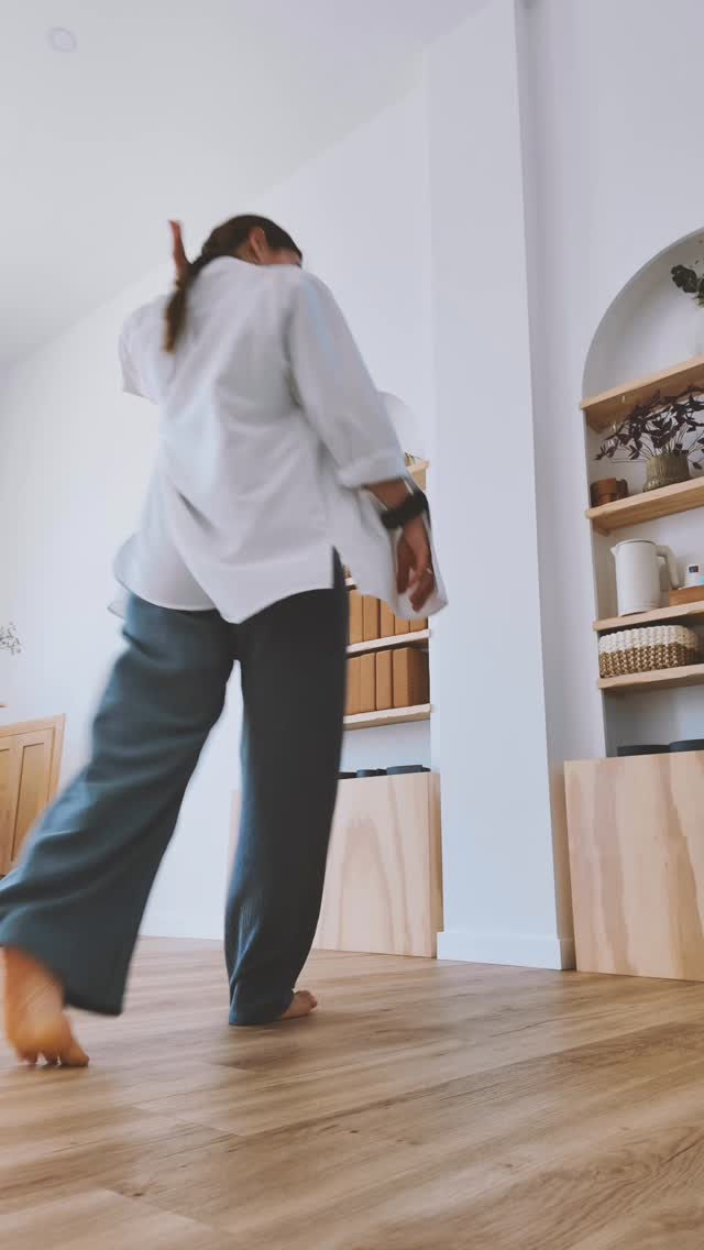 🫀 𝐆𝐄𝐒𝐓𝐀𝐑 𝐄𝐍 𝐂𝐀𝐋𝐌𝐀 w/ @zaidafisiopelvic
Esta es la razón que me lleva a seguir haciendo colaboraciones siempre y cuando vibren conmigo y con el proceso que estoy viviendo. Un grupo de mujeres con algo en común, todas madres, muchas aún con sus bebés dentro de la barriguita y el resto, con ellos al otro lado de la piel pero unidas por lo que todo lo cambia.
Estoy muy feliz de hacer equipo junto a Zaida, @sonimatro y @lolalopezrosell.psicologa . Juntas hemos creado este encuentro que se repetirá en el tiempo siempre que sigamos necesitándolo. Atendiendo a nuevas necesidades que van surgiendo y creando esa comunidad de apoyo que tanto se necesita y requiere.
Seguimos creando vida, seguimos gestando y seguimos dando luz a proyectos tan bonitos como este.
GRACIAS siempre 💐