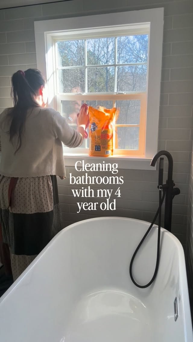 Kids are actually incredibly capable, also baking soda is the most underrated cleaner around 🙌🏻