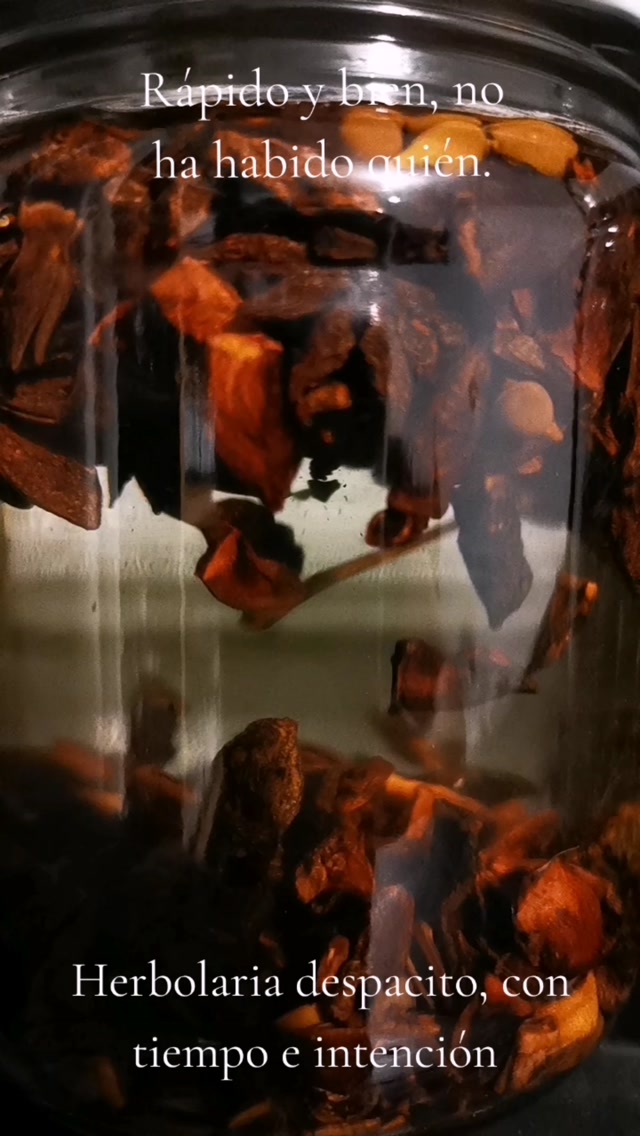 La Abuela decía : rápido y bien, no ha habido quién. Y en la herbolaria es así, todo lleva un tiempo, un ciclo, una forma de hacer las cosas, donde se cultiva la paciencia y la constancia hace la diferencia.
#lasfriegas #latintureria #tinturamadre #herbolariamexicana #botiquinherbolario