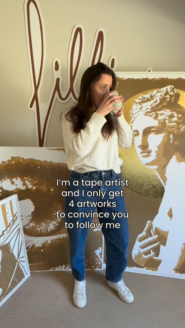 Je suis une artiste spécialisée dans le Tape Art et je te montre 4 œuvres pour te convaincre de suivre mon travail !
.
Le Tape Art est une forme d’expression artistique contemporaine qui consiste à créer des œuvres à partir de ruban adhésif.
Pour ma part, je travaille principalement avec de l’adhésif d’emballage, qui me permet de jouer sur la transparence et d’obtenir cet effet singulier, proche du sépia.
.
Alors tu aimes ? 🤎
.
#artcontemporain #tapeart #art #collage #scotch