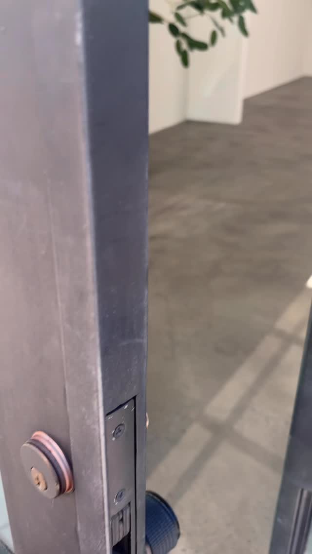 Movement as Ritual, drop into your body, connect to your breath, and move with live sound.
This practice invites you into a more immersive experience of movement, music, and presence inside an art gallery space.
yoga with @a___mie
handpan by @justinezor
hosted by @verydiscola
📍 The Corner Room, Frogtown
🗓 Saturday, April 4
⏰ 10:00 AM
RSVP through link in bio.
#yogala #frogtown #lariver #morningyoga #layoga