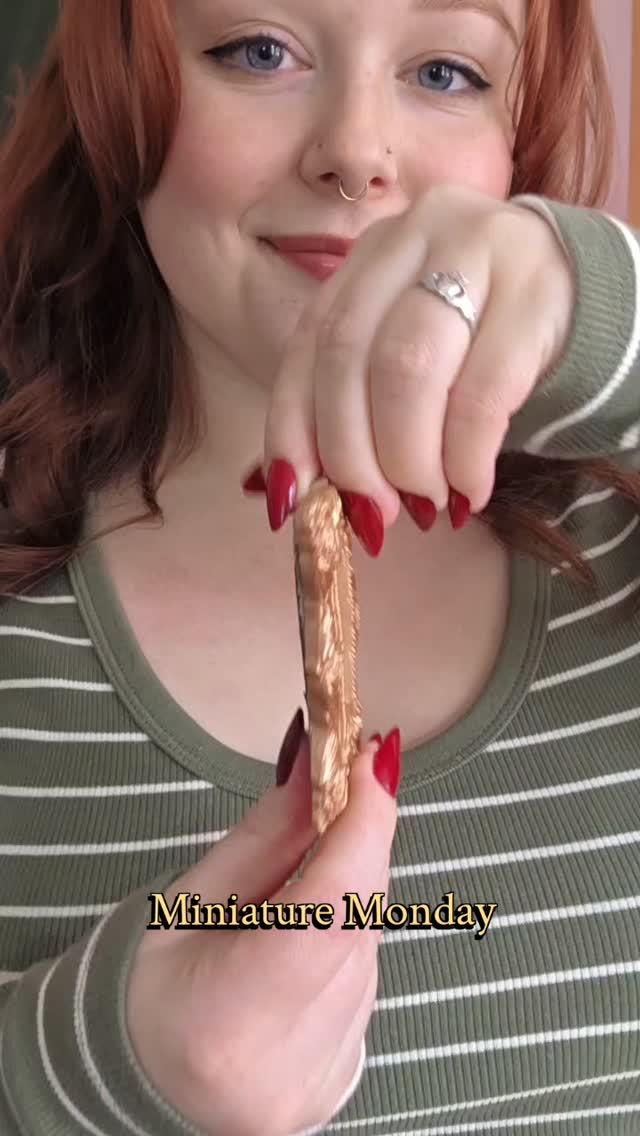 🌷Miniature Monday✨️
A rose, is a rose, is a rose...
#artist #miniatureart #femaleartist #painting #spring