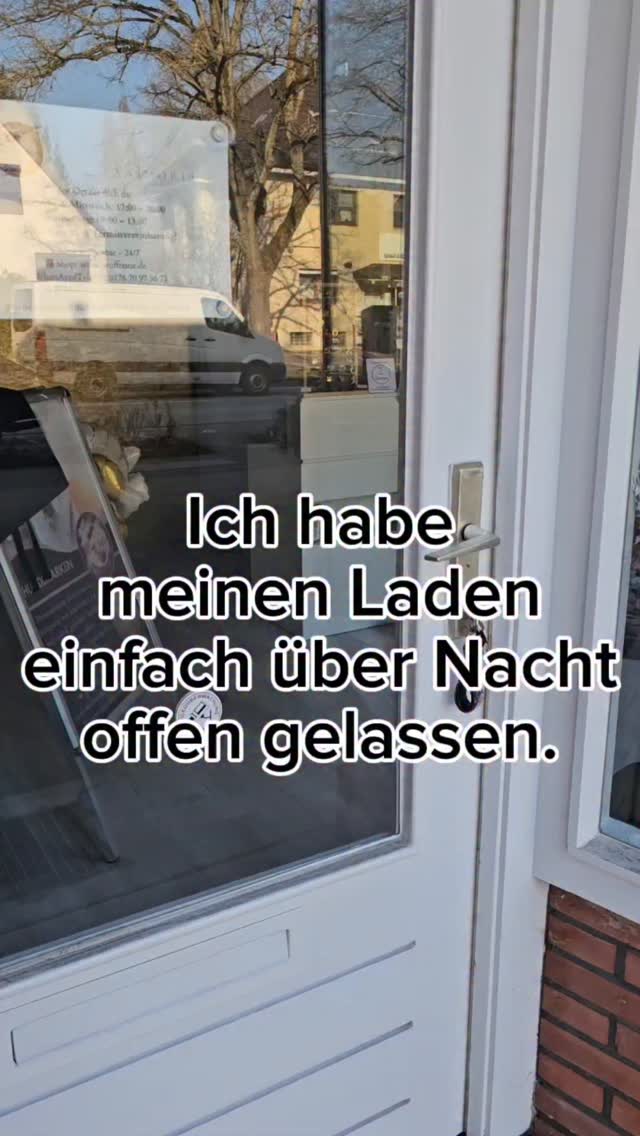Hab meinen Laden über Nacht offen gelassen… und den Schlüssel draußen stecken lassen.
Glück gehabt: Kasse unversehrt, kein Chaos im Laden 🙏
➡️ Wer hat sowas auch schon mal gebracht? 😅