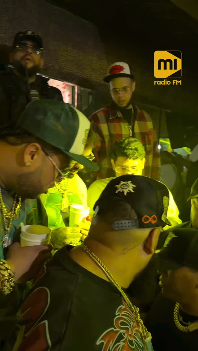 Anuel sigue trabajando en su próximo álbum RHLM2 desde la República Dominicana 🇩🇴
Ayer en la noche se encontraba de jangueo después de una jornada intensa de trabajo en el estudio 🎙️🍾