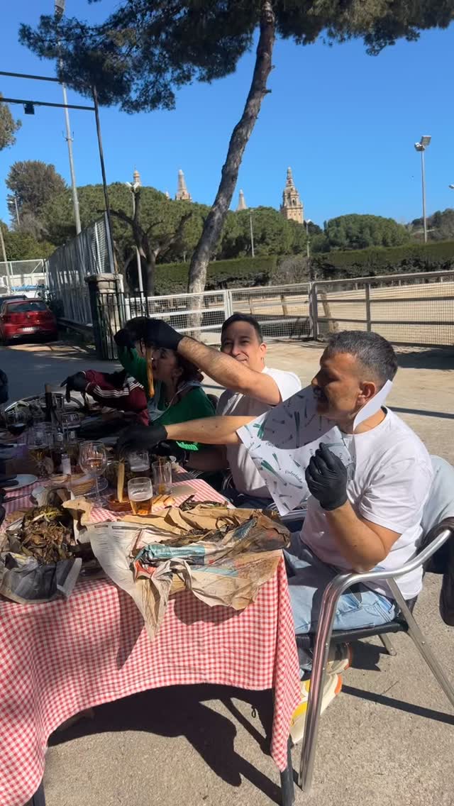 The Calçots Experience in Barcelona 👌🏽
#barcelona #springinbarcelona #traditional #foodlover #calcots