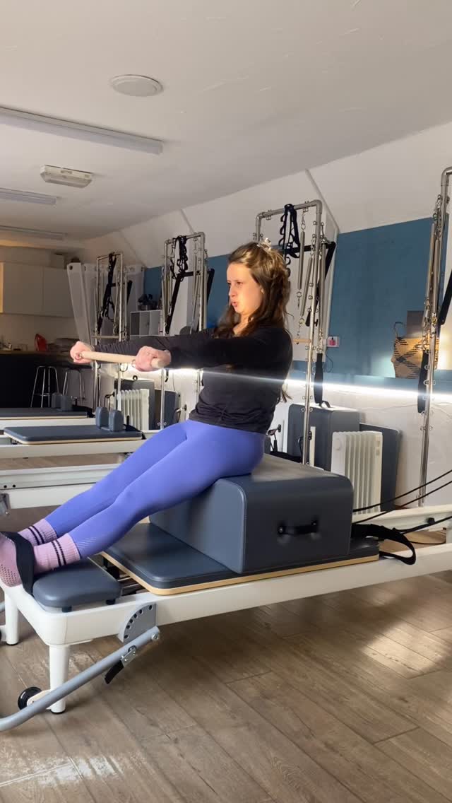 Abdominals on the box 🌶️🔥
This spicy simple exercise is great for increasing abdominal and core strength as well as demonstrating control in the trunk. 👌
Would you give this exercise a go? 🙌🏼
#pilates #reformer #reformerpi̇lates