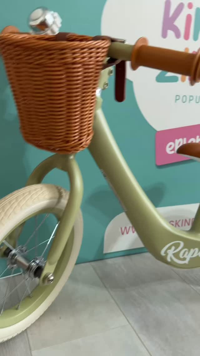 Noch keine Pläne für Sonntag? 👀
Wir auch nicht. Just kidding. 🌷
Diesen Sonntag im @gasometer.at erwartet euch ein ganzer Tag voller Erlebnisse – Kinderyoga, ein Robbohund, Taekwondo live, eine Seifenblasenshow, ein Konzert von Kindern für Kinder, Kinderschminken, Kreativwerkstatt, Ausstellerbereich und noch vieles mehr. Ab 10 Uhr gibt’s außerdem Goodie-Bags und gratis Brötchen für die ersten Besucher. 🥪
Und wer weiß – vielleicht fahrt ihr am Ende auch noch mit diesem schönen Laufrad nach Hause. 🌷
Sonntag, 22. März · Gasometer Wien
Kinder gratis 💚
Tickets & Infos: www.daskinderzimmer.at
#kinderzimmerpopup #wienmitkind #familienevent #wienevents #verlosungen