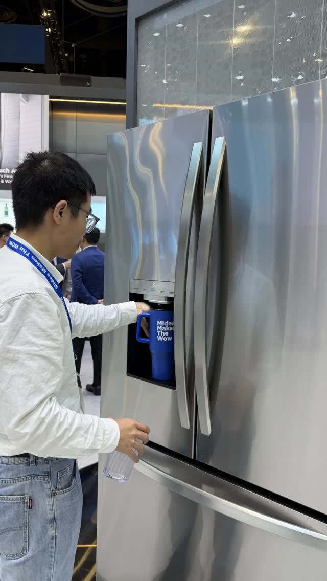 Two cool products from Midea drew us in at the International Builders' Show in Orlando this year, with some sweet features…
The Midea Fridge has a water dispenser large enough to fill any 40-oz tumbler, and storage on the inside of the fridge isn’t compromised by the ice and water filter machine.
#IBSMarchMadness #TheMarketingDirectors #TMDRealEstate #NAHB #InternationalBuildersShow