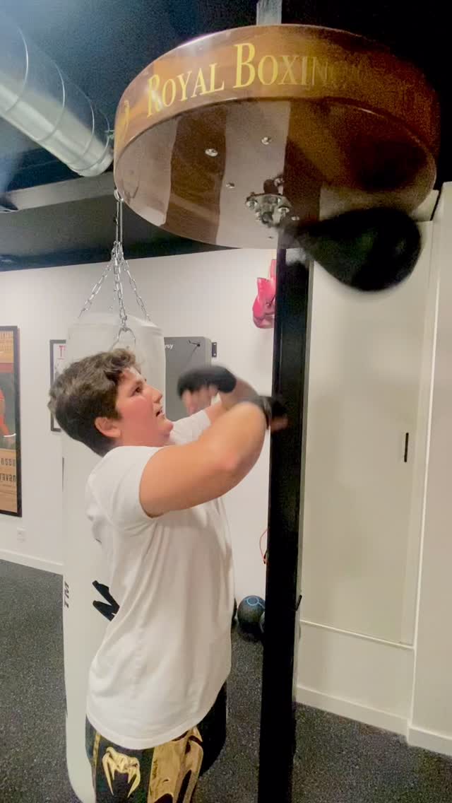 Las futuras promesas ya están aquí.
En Royal Juniors Gladiators Boxing no solo formamos boxeadores,
formamos carácter.
Constancia.
Disciplina.
Superación.
Teo apunta maneras…
y esto solo acaba de empezar.
Royal Boxing Club – The Corner
Flow & Style
#stylerbc #flowrbc #royalboxingclub