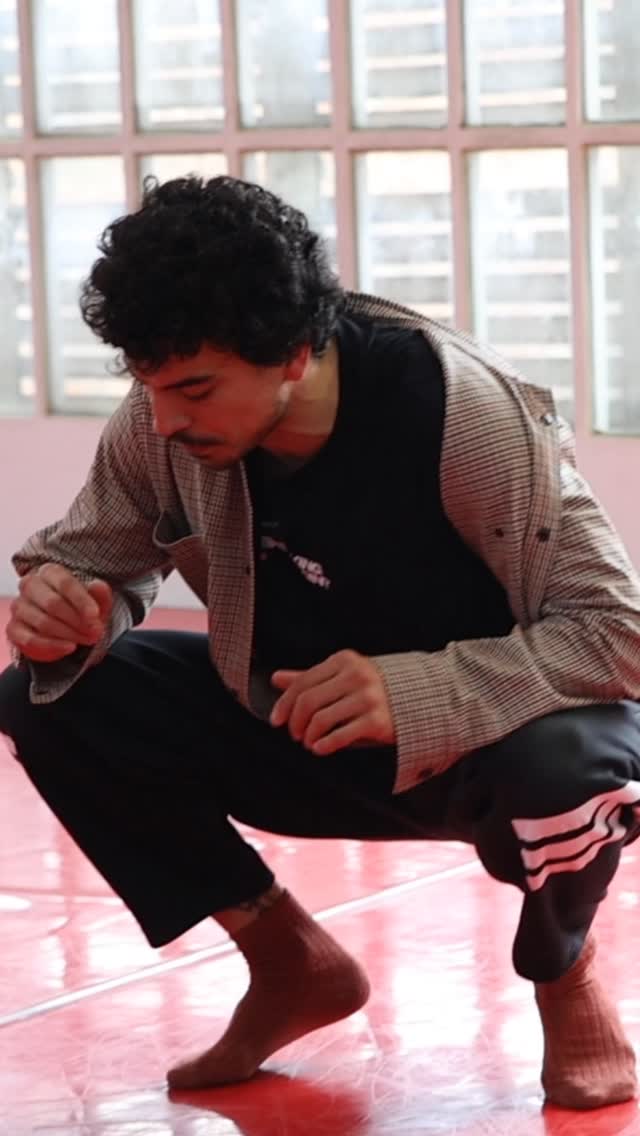 En los footworks, una buena técnica empieza por distribuir el peso de forma equilibrada en cuclillas, manteniendo una base activa y dinámica.
Los brazos deben usarse como puntos de apoyo, no como base principal, para no sobrecargarlos y permitir más fluidez.
Además, es clave mantener una línea conectada desde la cabeza hasta los talones, lo que mejora el control, el equilibrio y la eficiencia del movimiento.
#Footwork #MovimientoConsciente #Breakdance #ControlCorporal #Movilidad