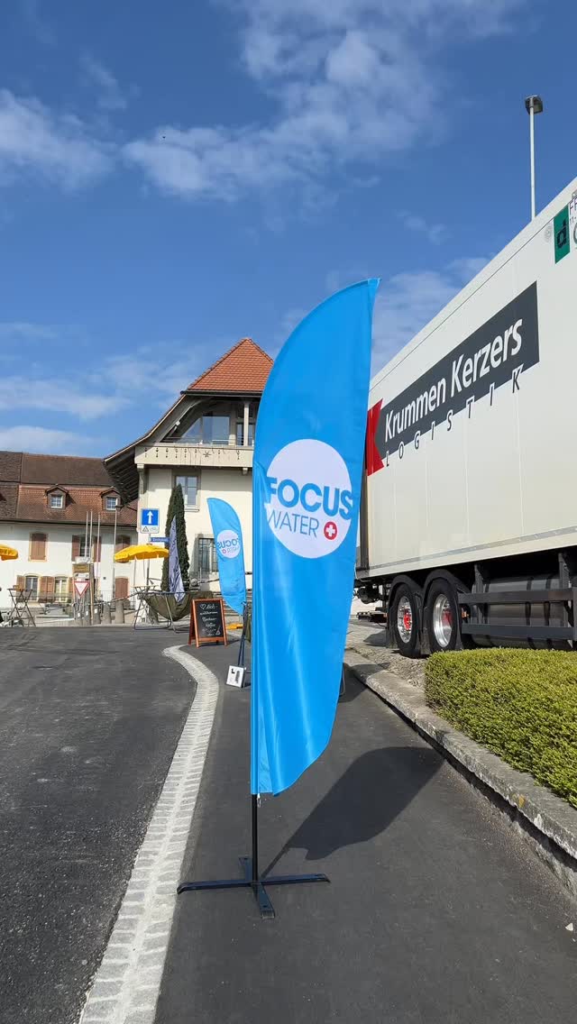 Kerzerslauf 2026 – ein Tag voller Emotionen!
Tausende Läufer:innen, eine besondere Stimmung und viele unvergessliche Momente entlang der Strecke in Kerzers. Solche Events zeigen, wie stark Sport Menschen verbinden kann und wie viel Halt er in schweren Momenten geben kann. Inmitten dieser Situation war der spürbare Zusammenhalt vor Ort ein stilles, aber starkes Zeichen der Gemeinschaft 🤍
Wir vom Regiosport Kollektiv sind dankbar, Teil dieses besonderen Events gewesen zu sein 🤝
Ein grosses Dankeschön an unsere Partner vor Ort:
💧 @focuswater
👟 @dirtysox.cc
#kerzerslauf #running #kerzers #lauf #community