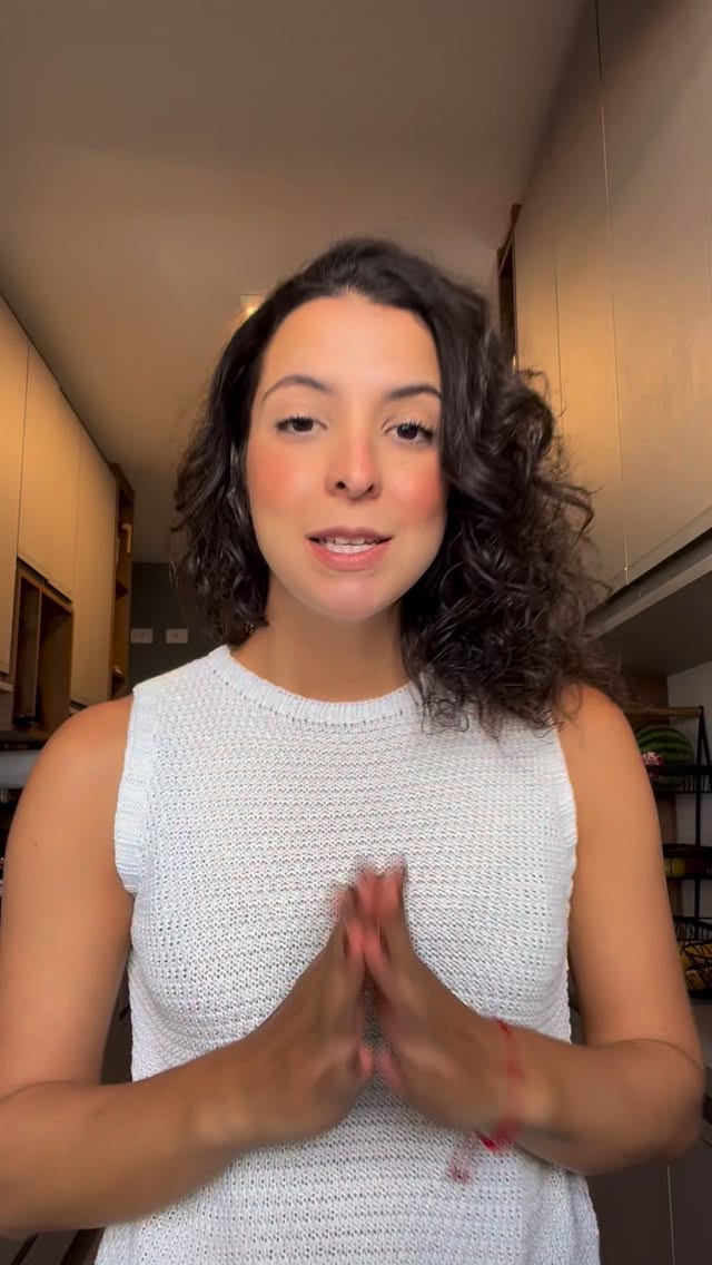 Nem todo alimento muda de textura pelo mesmo motivo.
Granola, torradas, biscoitos e bolachas ficam murchos porque absorvem umidade do ar.
A água entra na estrutura e a crocância vai embora.
Pão francês, arroz, macarrão e bolo endurecem principalmente por outro fenômeno:
a retrogradação do amido — uma reorganização das moléculas que deixa o alimento mais rígido com o tempo.
O resultado pode parecer o mesmo na boca, mas a ciência por trás é diferente.
#granola #pão #textura #armazenamento