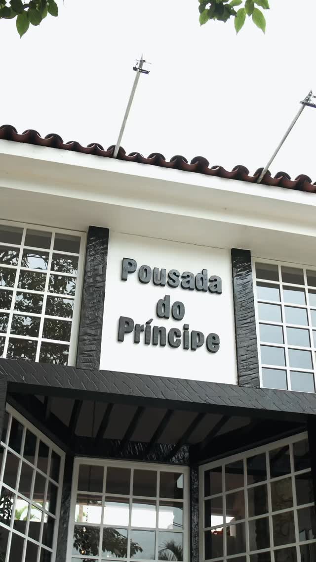 A chegada já muda o ritmo.
Entre o verde do jardim e os detalhes da casa, tudo convida a desacelerar.
É o tipo de lugar que você sente antes mesmo de aproveitar.
⸻
The arrival already sets the tone.
Between the garden and the details of the house, everything invites you to slow down.
It’s the kind of place you feel before you even experience it.
#PousadaDoPrincipe #HospedagemDeCharme #Paraty