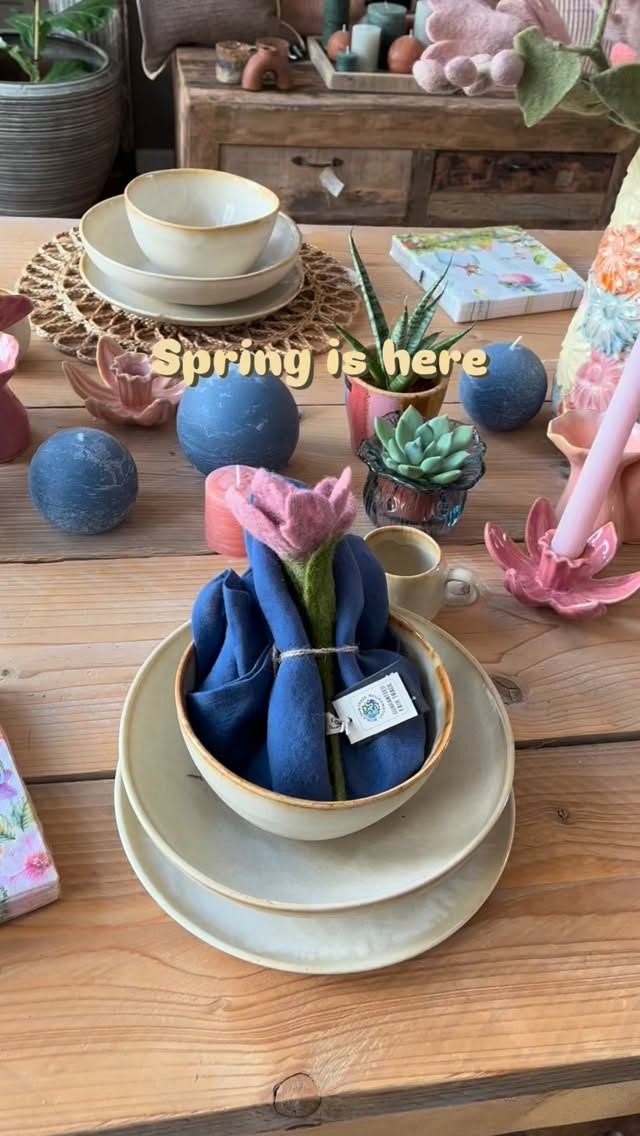Lente hangt in de lucht 🌸✨
En wat is er mooier dan je tafel laten bloeien… zonder dat de bloemen ooit verwelken? 💛
Onze nieuwe vilten bloemen brengen instant gezelligheid, kleur en een vleugje Scandinavische charme in huis. Perfect voor een frisse lentetafel, een etentje met vrienden of gewoon om elke dag een beetje mooier te maken 🌿
En ja… we denken stiekem al een beetje aan Moederdag 😉
Want hoe leuk is het om mama te verrassen met bloemen die voor altijd blijven?
🌷 Tijd om jouw lentetafel te stylen!
👉 Ontdek de collectie en geef je interieur een zachte, vrolijke update
#lente #tafelstyling #viltenbloemen #moederdagtip #interieurinspiratie