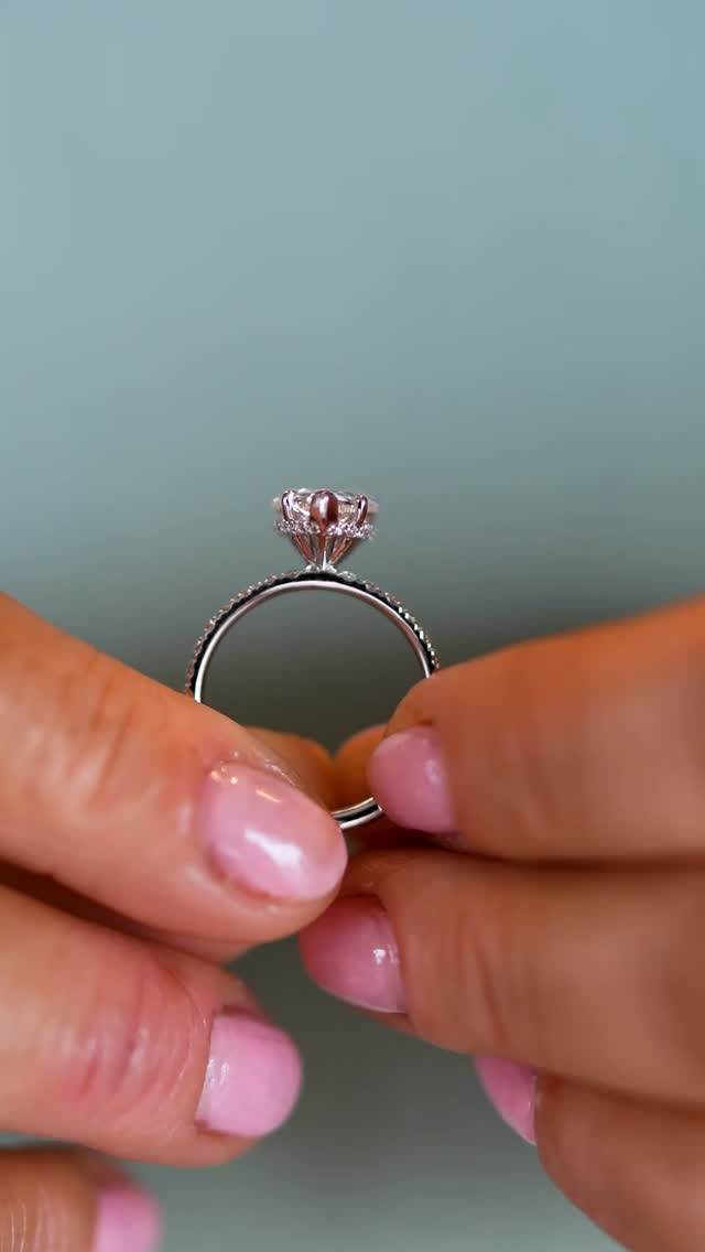 The kind of ring that makes people look twice… then ask questions. That pear shape elongation, flawless shine, and a setting that keeps it elegant—not extra.
#PearShapeRing #DiamondRing #EngagementGoals #LuxuryJewelry #RingGoals