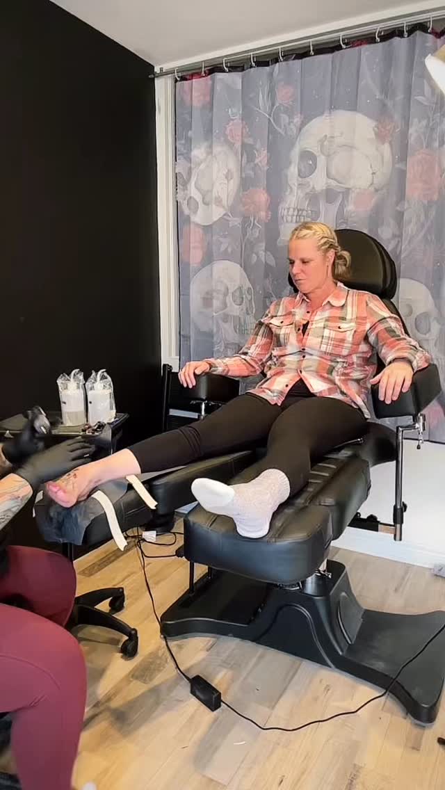 Just go to your happy place 🧘🏻♀️😭🤣🫶
Have so much fun with my clients hahaha especially with @created_by_kristy ascending in this vid 😂
Get in contact if you wanna see if my chair is your happy place 😳
🌹 • 💀 • 🌹 • 💀 • 🌹
• 💬 DM @tattoosbydefinition 💬
• 📩 Email: tattoosbydefinition@gmail.com
•📍Location & Links in Bio 🔗
👁️ Visit www.MsDefinition.ca for more information ℹ️
🌹 • 💀 • 🌹 • 💀 • 🌹
#tattoorealism #blackandgreytattoo #illustrativetattoo #ThoroldTattoo #NiagaraTattooArtist