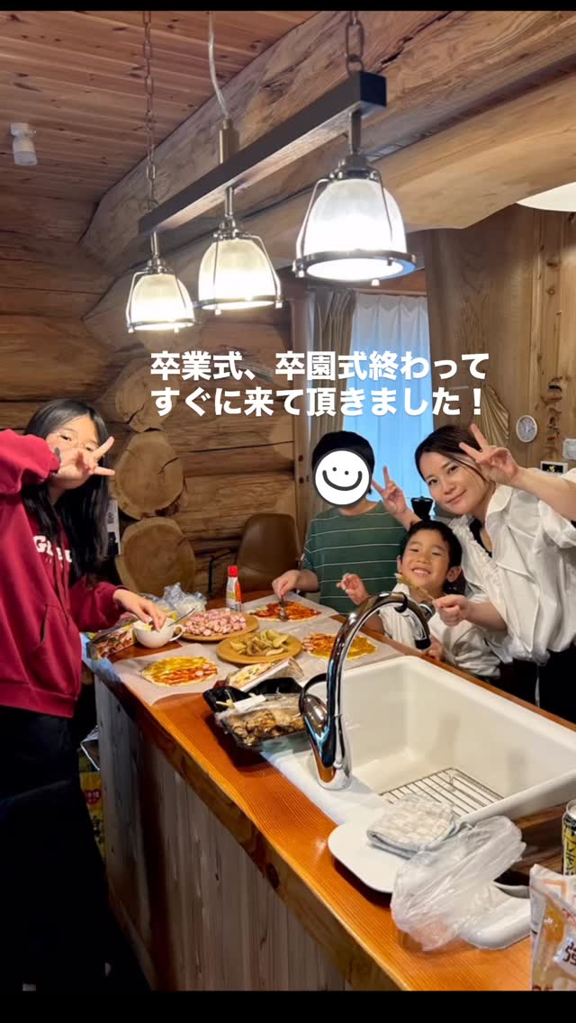 春休みですね!!
大人も子どももなぜかウキウキする、そんな
季節♡そう思うのは私だけ??笑
春休みになり、多くのファミリーさんが
わらゆん家にお越し頂いております🙏
先日は、卒業式&卒園式終わって直ぐにお越し頂いたファミリー様御一同
側で見ていても、こちらも幸せオーラで嬉しく
なりました!役得ですねー
わらゆん家に設置しているノートに書かれていたコメント:卒業旅行で訪れたのですが、娘から「ここに泊まらせてくれてありがとう」と最高の言葉をもらい忘れられない思い出となりました。
この文面を読んで泣いてしまいました!😂
なんて良き子育てをされておられるのでしょうか!!
宿オーナーとしても、とても嬉しいお言葉でした🙏ありがとうございます。
BBQもいいですが、家族みんなでピザ作り最高の思い出ですね!
ENROの本格的ピザ釜をデッキに設置しておりますので、ピザの仕上げはこちらにお任せ!使用方法も説明させて頂きますので安心してご利用いただけます🆗🍕
お子さん達もドキドキ、ワクワクしながらピザを釜に滑らせ、手で回しながら60秒から90秒であっつ熱のピザ完成‼️
みんなでワイワイ、ホクホク召し上がって頂いてる光景が目に浮かびます。
ショートリールですが、雰囲気は伝わったかなぁ〜お写真共有頂きまして誠にありがとうございました😊
心に残るご滞在となっておりましたら幸いです!#わらゆん家 #沖縄貸別荘 #ログハウス #沖縄北部 #ピザ