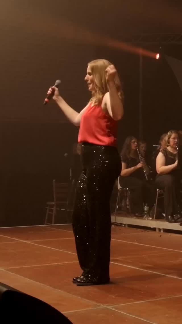 Ihr habt es euch (ziemlich eindeutig) gewünscht - hier kommt also ein Zusammenschnitt des Italo-Medleys. 🇮🇹🍕🍝
Ich muss schon sagen, dass mich der Text echt vor Herausforderungen gestellt hat und ich zum ersten Mal seit Langem mal wieder richtig Text büffeln musste. 🤯 Aber am Ende hat dann alles geklappt und ich hoffe, alle Italiener unter euch können zumindest ein bisschen was verstehen… 🫣🙃
#saraperchetiamo #mammamaria #liveband #livemusic