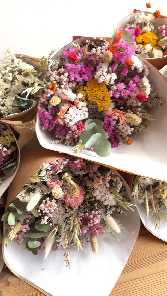 {🌸🌿🌼} Nouvelle collection printemps
Des bouquets aux tons de saison, à la fois poétiques et lumineux !
Quel est votre préféré ?
Disponible sur l’eshop.
#nouvellecollection #bouquetprintemps #fleurssechees #artisanat #bouquetpoétique