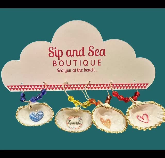 New sets of mini scallop shell wine glass charms uploaded to the website. Custom orders welcome! www.sipandseaboutique.com #sipandseaboutique #wine #weddinggifting #oceaninspiration