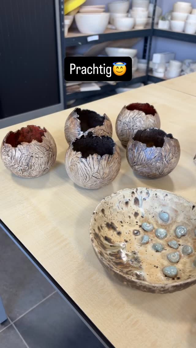 Geen straf om met dit mooie weer de oven uit te pakken. Met op de achtergrond de glazuurworkshop van gisteren. Die moet nog in de oven. Er is ook iets fout gegaan. Wie ziet het?