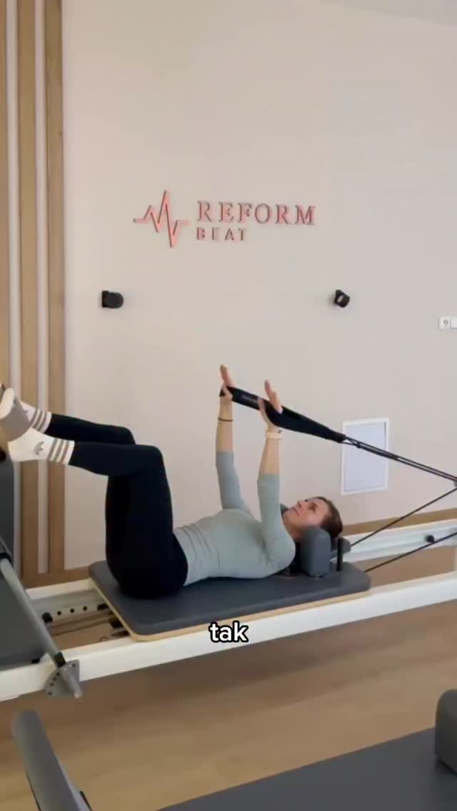 Tenhle cvik mi dřív kvůli diastáze po porodu dělal potíže. � Stačilo ale upravit pár detailů v technice a najednou ho cítím přesně tam, kde potřebuju.
Na co si dát pozor? 👇
- Páteř v neutrální poloze (ani nelepit bedra k podložce, ani se neprohýbat)
- Rukama aktivně táhneš směrem za paty
- Cítíš zapojení svalů podpaží
- Ramena se neopírají o opěrky
- Kolena držíš nad kyčlemi (neutíkají nad pupík)