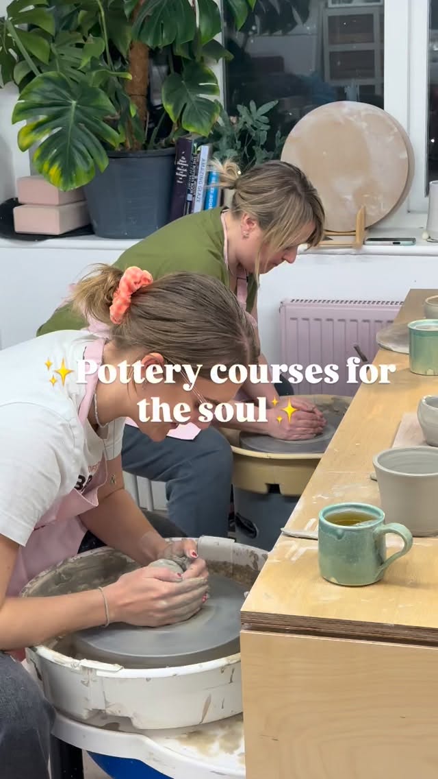 ✨throwing & handbuilding courses in the studio make our hearts sing✨
✨we have 4 & 6 week courses exploring different pottery outcomes and techniques. Fully extensive and in depth classes with all the help and guidance you could ever want!✨
✨we’ve just introduced a new combo course handholding and throwing over 4 weeks plus one session for glazing! ✨
✨more info on the website, don’t forget we have klarna✨