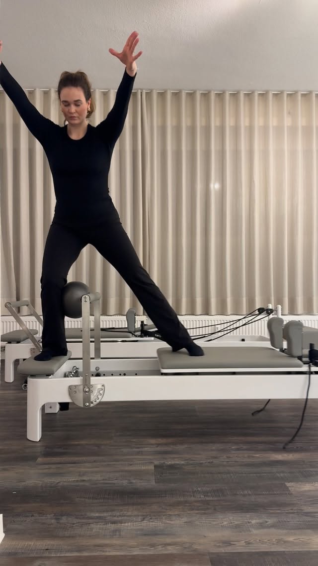 Side Standing Flow mit dem Ball für den extra Burn 💕
#reformerpilates #reformer #modernpilates #greven