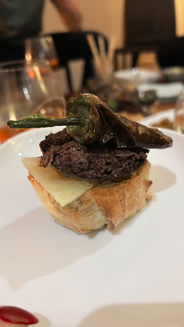 Test en cuisine 🇪🇸
Pinchos de morcilla sur pain grillé, pimientos de Padrón et manchego affiné…
Une combinaison simple, mais efficace !
On valide ou pas ?
#pinchos #traiteurespagnol #cuisineespagnole #foodreel #reelfood