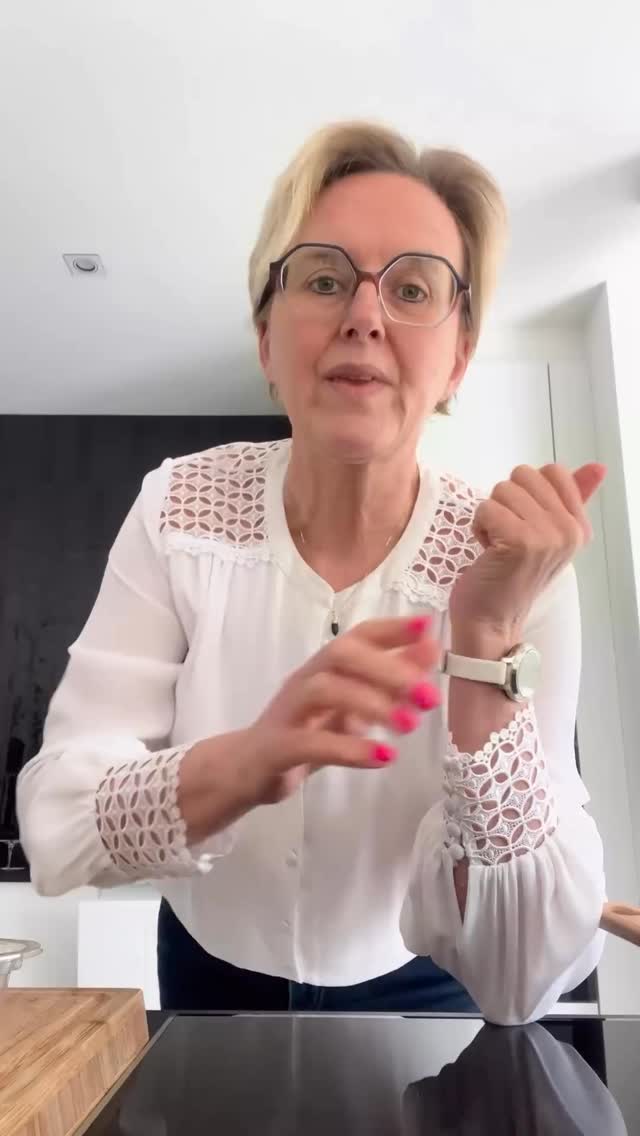 We maken het onszelf soms onnodig moeilijk.
Een salade moet echt niet altijd “Pinterest-perfect” zijn.
Door de week… moet het voor mij gewoon snel gaan.
Ijsbergsla vind ik zo’n makkelijke. 🥬
En die blijft makkelijk een hele week goed.
Altijd iets fris in huis zonder gedoe.
En wil je graag pasta toevoegen?
Dan kook je hem best op voorhand.
Laat hem afkoelen… en gebruik hem koud (of warm hem opnieuw op).
Koude pasta = minder impact op je bloedsuikerspiegel.
En ja, ook na het opwarmen blijft dat effect.
Kleine gewoontes.
Maken soms een groot verschil.
In het weekend… of als er bezoek komt
doe ik graag wat extra’s:
pijnboompitjes, sojaboontjes, granaatappelpitjes, eetbare bloemen…I love it !! 💕
Maar door de week?
Hou ik het gewoon simpel.
Gewoon haalbaar.
🌱
Afslanken zonder dieet,
Zonder jojo effect
begint bij simpele gewoontes kweken.
Liefs, Elly 💋
#switchlife #healthyhabits #blijvendafvallen #gezondleven