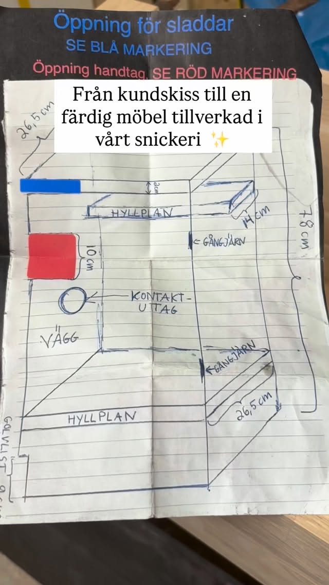 När en av våra kunder hörde av sig med orden:”Jag har ofta tänkt att någon smart och händig person borde uppfinna ett sladdskåp. Det här har jag funderat på i flera år!”– då visste vi att vi hade ett riktigt roligt projekt framför oss 💎
Idén? Ett multifunktionellt sladdskåp som:🔸Gömmer sladdar och uttag🔸Fungerar som en möbel för växter, böcker och teknikprylar🔸Har dold förvaring för mobilladdare och USB-kablar
Resultatet:Ett platsbyggt ek-skåp i limfog, behandlat med parafinolja för en tålig och vacker finish – med en smart avtagbar övre del med dold magnetinfästning.
Vad drömmer du om att förverkliga hemma? Ring oss på 08-541 350 71 eller mejla till info@wolfbuilder.se
Video Wolfbuilder AB @ellagotbring
Vi bygger framtidens hem - från idé till färdigt resultat 🏠