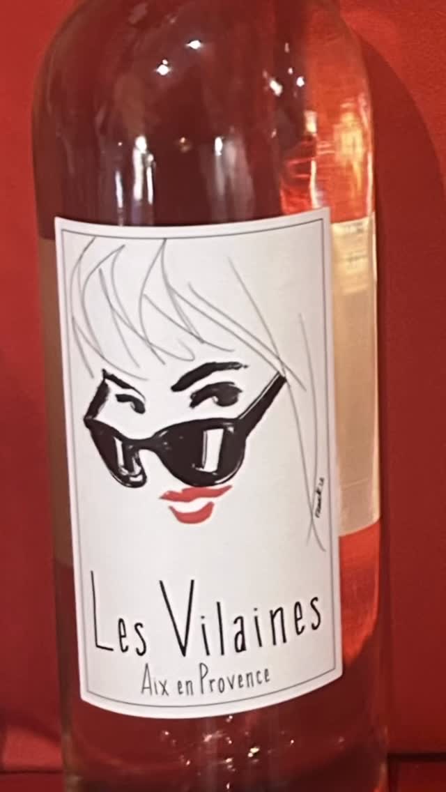 Les Vilaines, un goût dangereux 💋💄🕶️
Le rosé des filles que les garçons adorent.
.
@les.vilaines #vin #rosé #levindesfillesquelesgarçonsadorent #saison9 #coteauxdaixenprovence